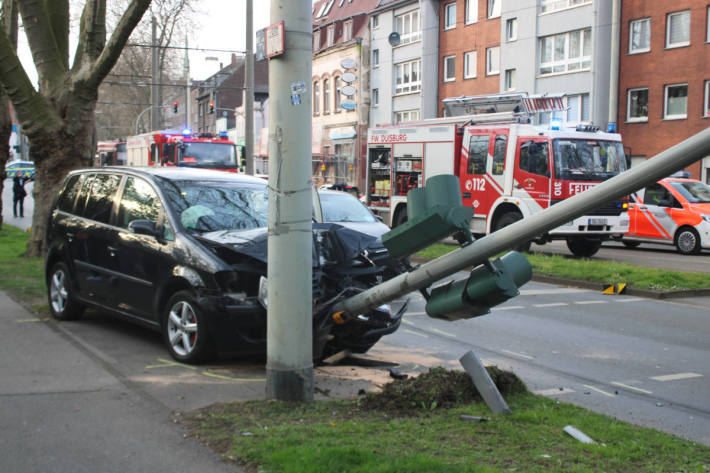 Gegen Ampel gefahren und in Bahnhaltestelle gelandet - Trümmerfeld nach Unfall