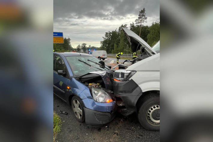 Zwei Verletzte nach schwerem Verkehrsunfall