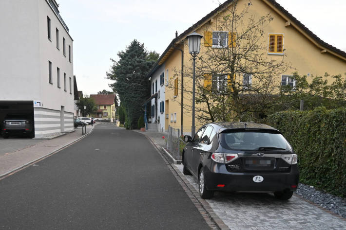 Aussenspiegel beschädigt und Unfallstelle verlassen