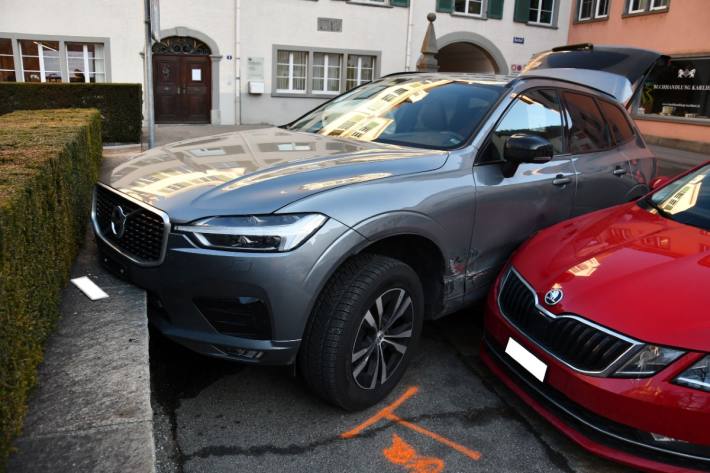 Die Lenkerin im Volvo baute einen Selbstunfall.