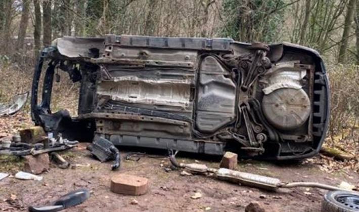 Ausgeschlachteter Opel Corsa im Wald gefunden