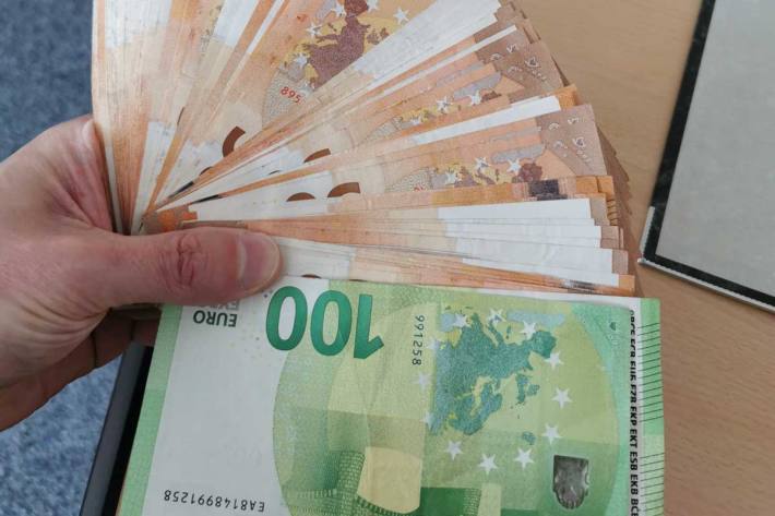 Ein Patient einer Arztpraxis hat in Bad Münder in dem Herren-WC, auf dem dortigen Waschtisch einen Briefumschlag mit dem Bargeld gefunden