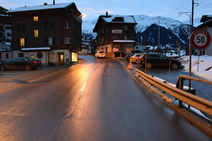 Senior auf Fussgängerstreifen angefahren in Klosters