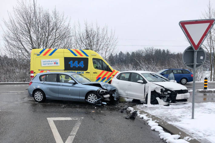 Seitlich-frontale Kollision zwischen zwei Autos bei Abbiegemanöver bei Kriegstetten