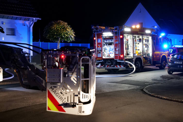 Die Feuerwehr schritt unverzüglich zur Brandbekämpfung.