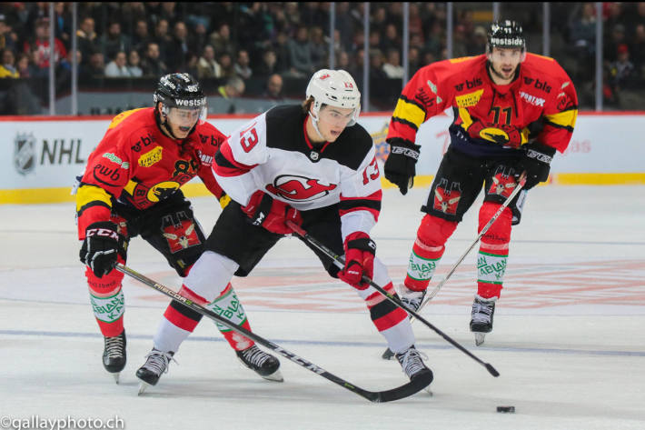 Nico Hischier setzt sich gegen zwei Berner durch.