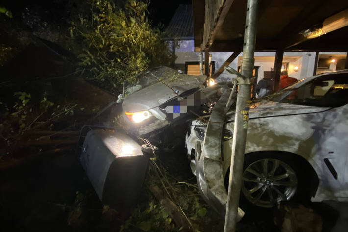 BMW schleudert über Grundstück gegen Carport und Wohnhaus in Sprockhövel