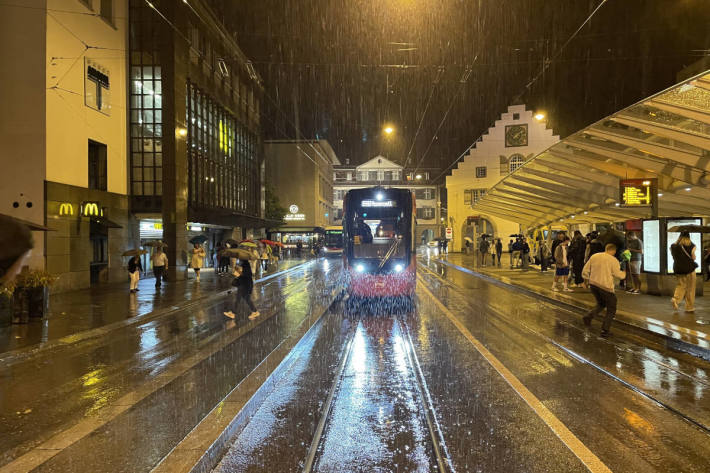 Jugendliche rennen in fahrende Strassenbahn