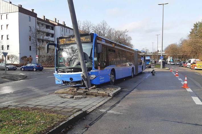 Ein Linienbus war in München mit drei Passagieren im regulären Dienstbetrieb unterwegs, als der Fahrer bewusstlos hinter dem Lenkrad zusammenbrach
