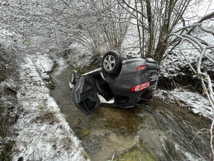 Nach Selbstunfall in Bachbett gelandet