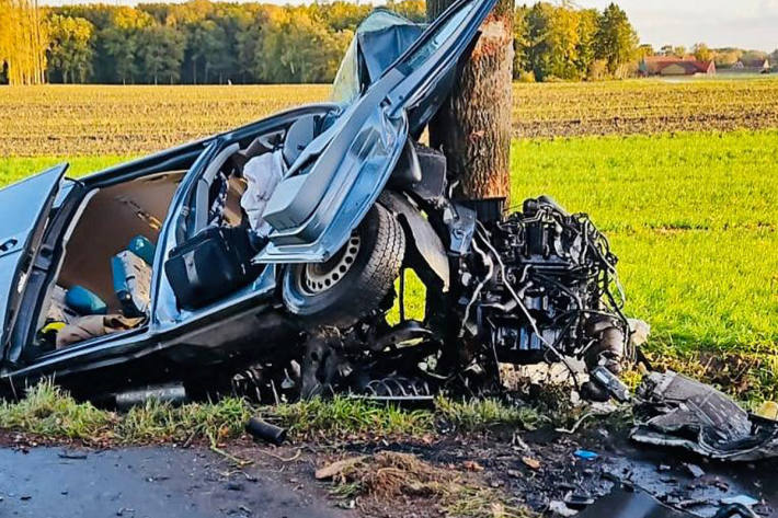 Der Fahrer verstarb noch im Wrack des Fahrzeuges.