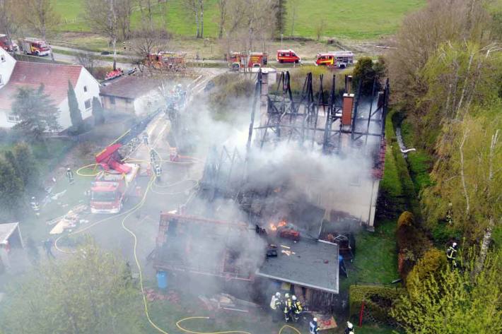 Bei Eintreffen stand der Dachstuhl des betroffenen Einparteienhauses bereits in Vollbrand