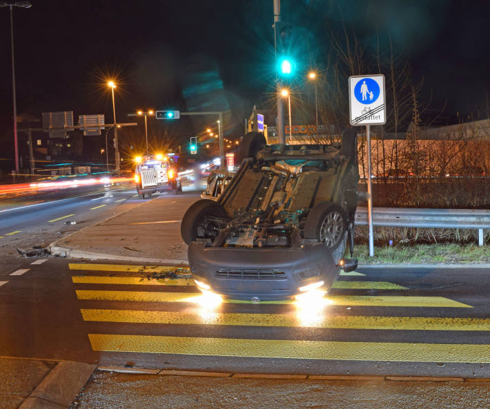 Heftige Kollision zwischen zwei Personenwagen bei Autobahneinfahrt