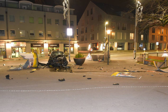 Eine Verletzte nach heftigem Verkehrsunfall in Dübendorf