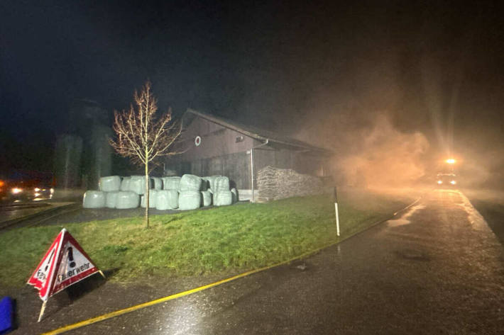 Dichter Rauch über dem Landwirtschaftsbetrieb