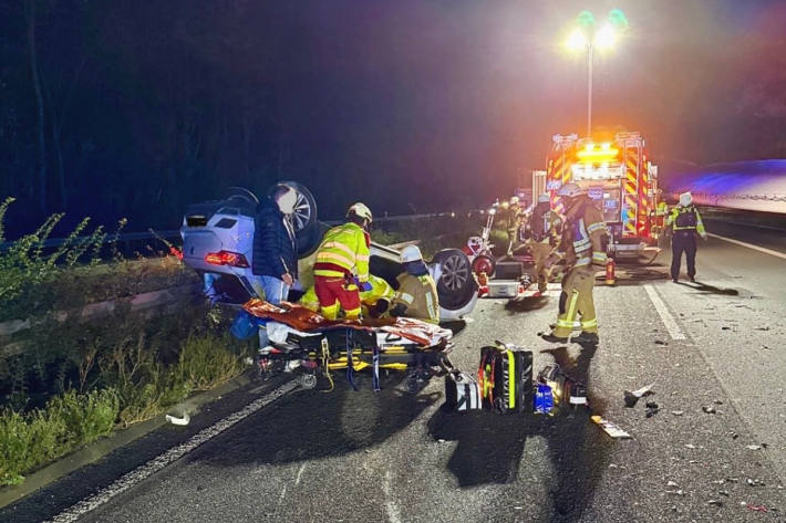 An dem Unfall waren zwei Pkw und ein Schwerlasttransport beteiligt.