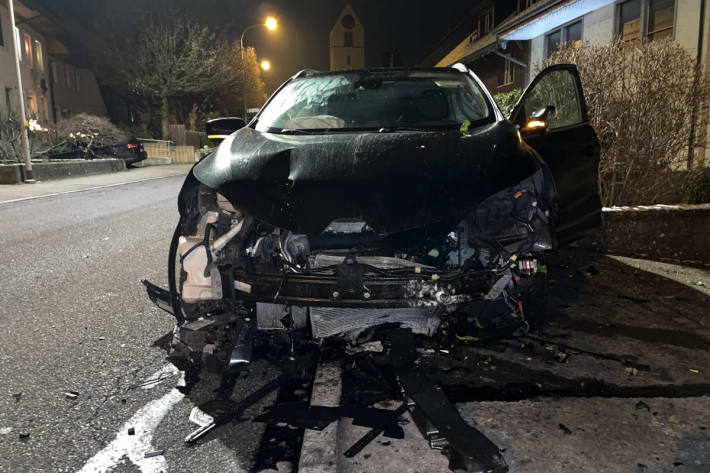 Kontrolle über Fahrzeug verloren und gegen Mauer geprallt