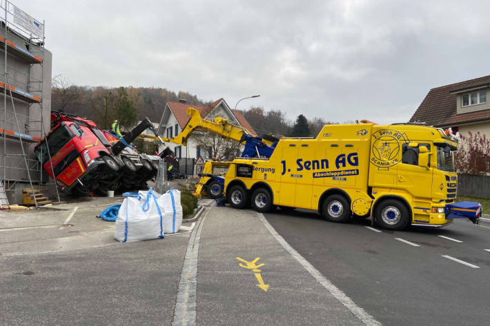 Pneukran bei Arbeiten auf Baustelle umgestürzt