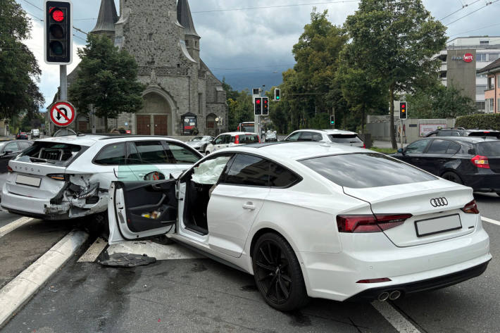 Beide Lenker wurden durch den Aufprall verletzt.
