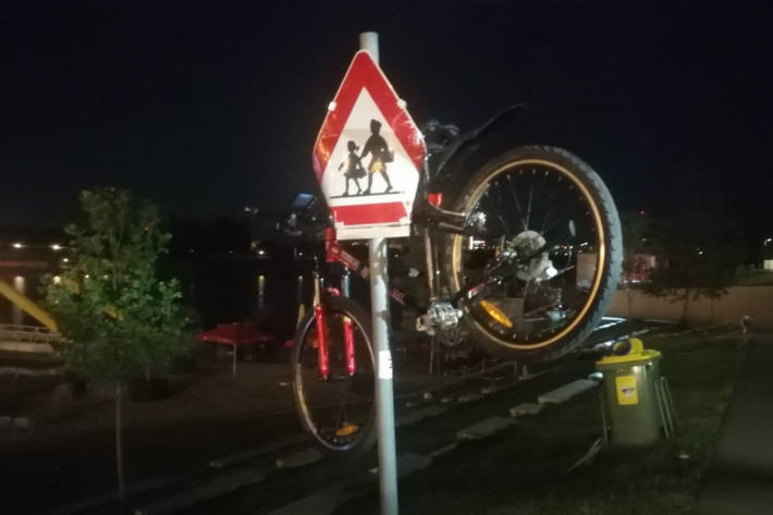 Der Mann soll versucht haben, ein Fahrrad über den Steher des Verkehrsschildes in Wien zu heben