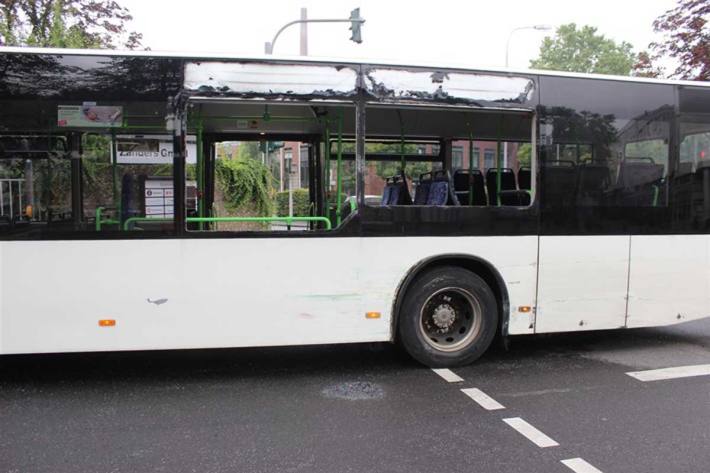 Beschädigungen am Bus in Bergisch Gladbach