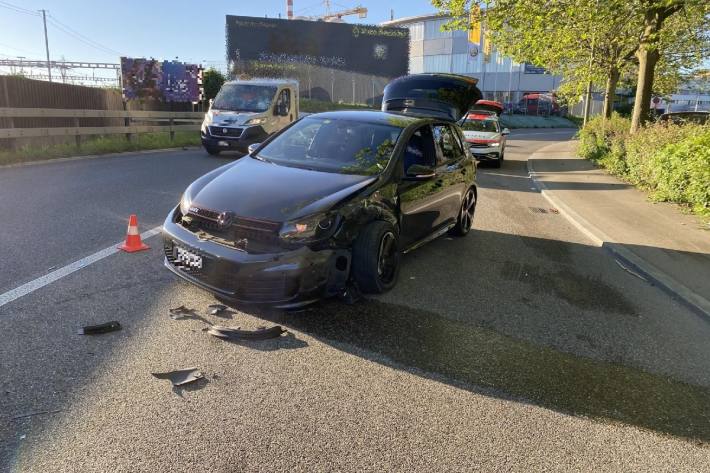 In Muttenz BL geriet der VW Golf auf die Gegenfahrbahn.