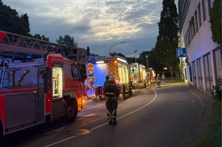 Die Berufsfeuerwehr Norderstedt arbeitete mit mit der FFW Garstedt zusammen.