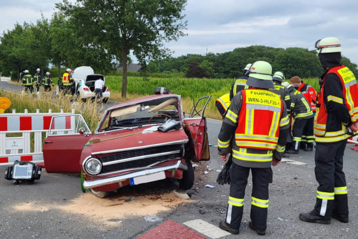 Person bei Unfall in Fahrzeug eingeklemmt