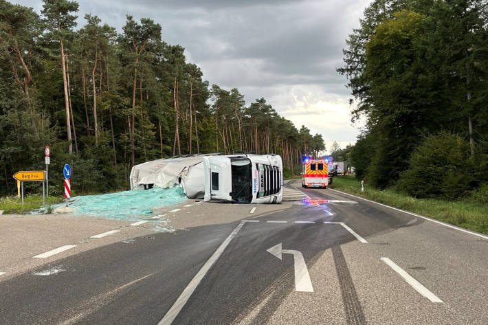 Das geladene Glas verteilte sich auf der Fahrbahn.