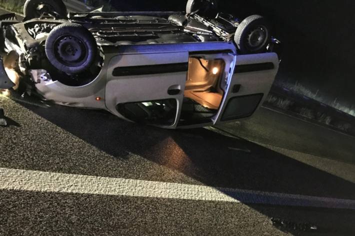 Fahrer wird bei Verkehrsunfall aus Auto geschleudert