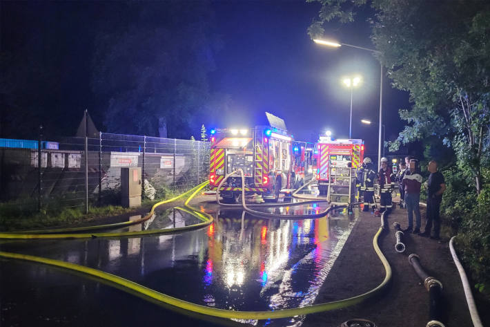Gebäudebrand in einem Industriegebiet in Lennestadt-Altenhundem.