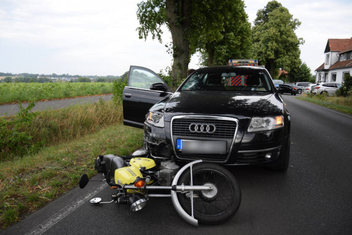 Kleinkraftrad bei Unfall mitgezogen – Fahrer ins Krankenhaus eingeliefert