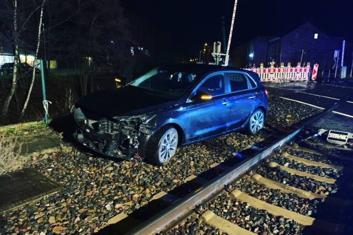 Das Auto landete nach dem Unfall im Gleisbett.