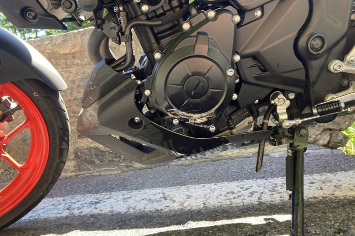 Motorrad bei Überholmanöver in Bruchsteinmauer gekracht