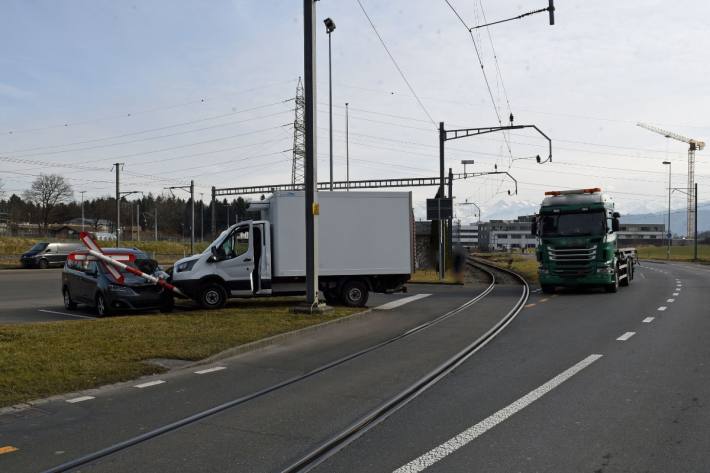 Unfall in Rothenburg LU zwischen Lieferwagen und Lastwagen.