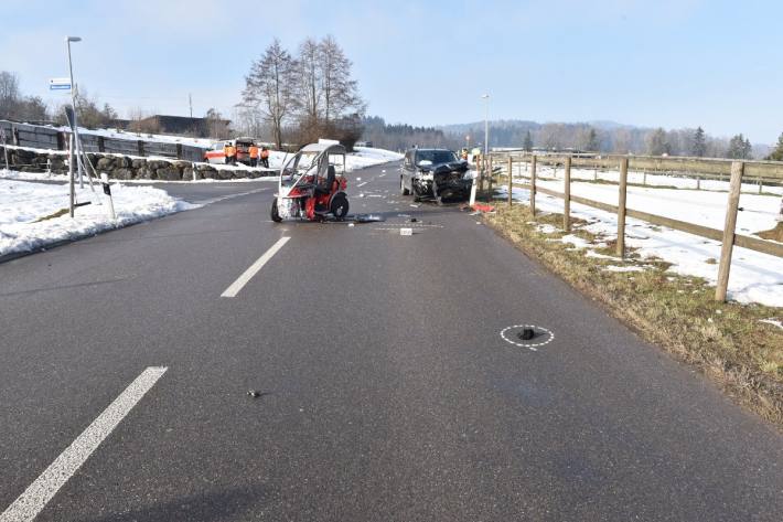 Der Lenker des Elektromobils verletzte sich beim Unfall in Oetwil am See ZH schwer.