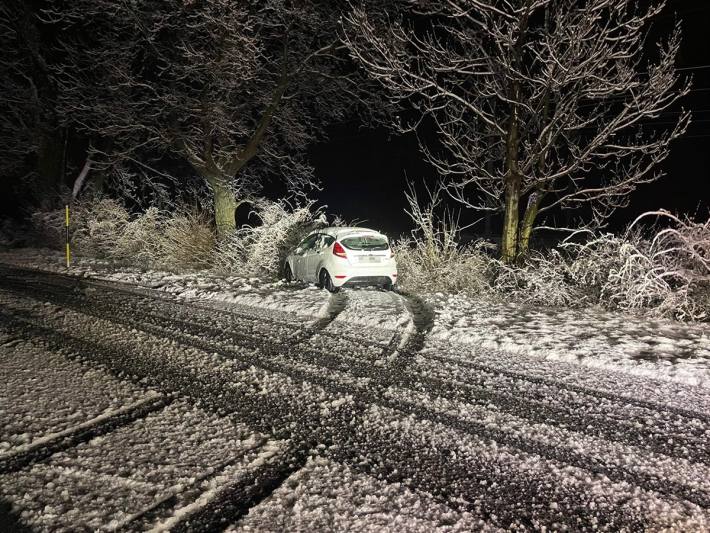 Fahrunfähig Selbstunfall verursacht auf schneebedeckter Strasse