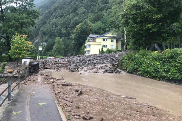 Der Fallenbach tritt über seine Ufer