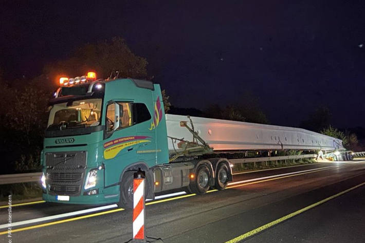 Durch das hohe Gewicht konnte der Fahrer das Gespann nicht wieder auf die Fahrbahn bringen.
