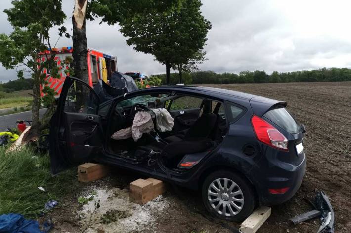 Ein Auto war von der Straße abgekommen und gegen einen Baum geprallt