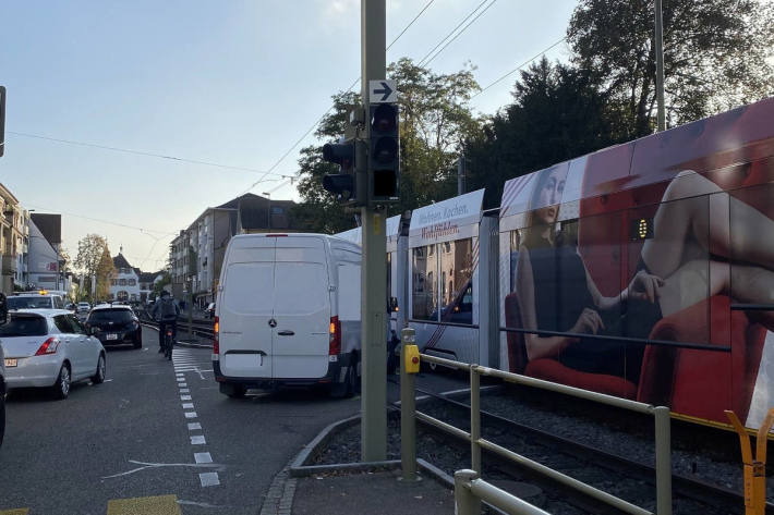 Abbiegender Lieferwagen kollidiert mit Tram