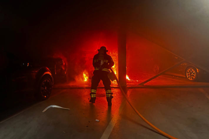 Im ersten Obergeschoß eines Parkhauses stand ein Pkw in Brand.