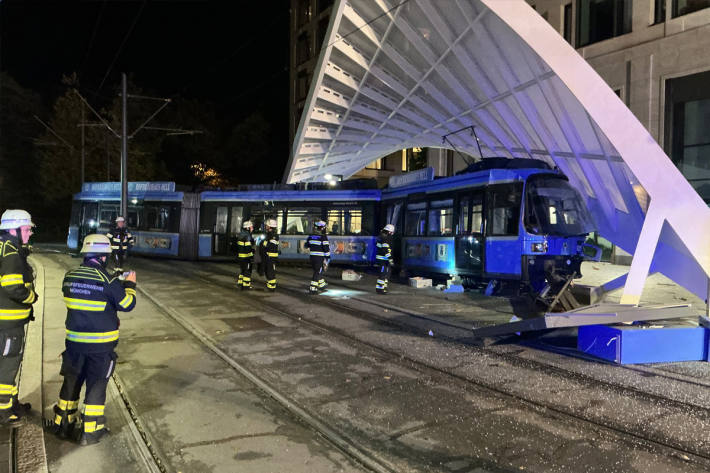 An der Haltestelle Schwabinger Tor sprang die Bahn aus den Gleisen.