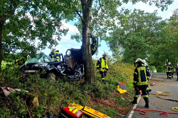 Der Verunfallte war in seinem Auto eingeklemmt