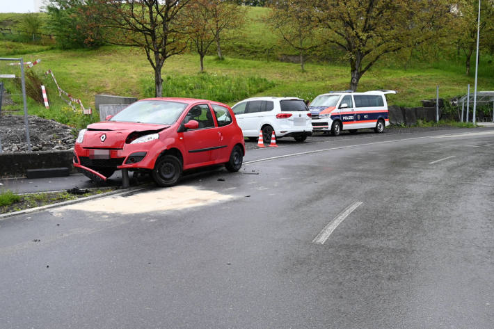 Bei Selbstunfall in Pfosten gefahren in Mauren