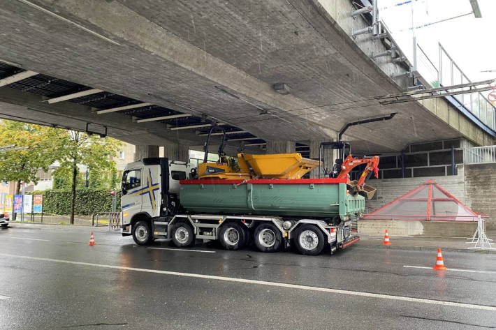 Lastwagen kollidiert mit Fahrleitung