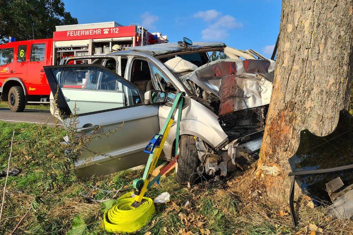 Verkehrsunfall mit eingeklemmter Person