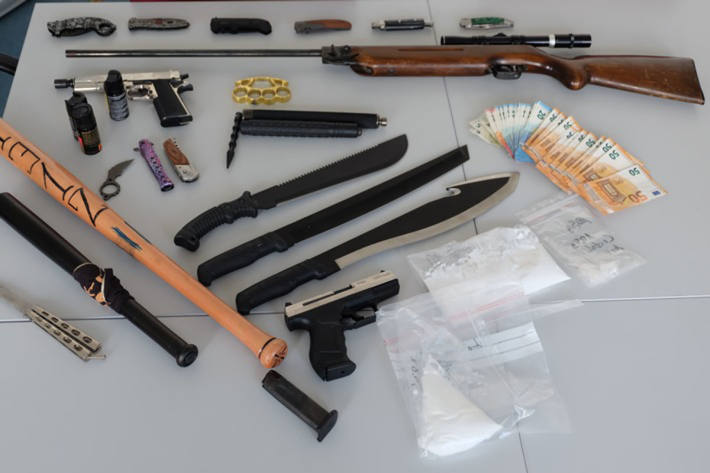 Sichergestellte Drogen und Waffen in Overath