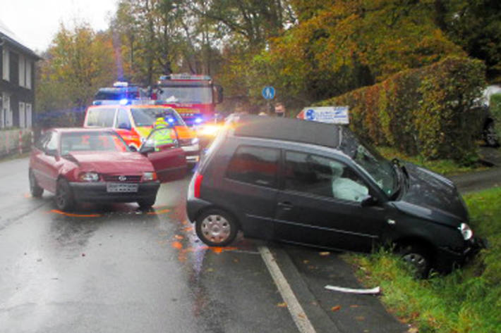 Bei dem Zusammenstoß der beiden Pkw in Wermelskirchen wurde der Unfallverursacher verletzt und sein VW kam erst im abschüssigen Straßengraben zum Stillstand