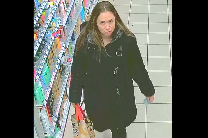 Diese Frau wird wegen Diebstahls gesucht.